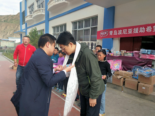 西藏希望小学负责人向波尼亚董事长赵向进献上哈达